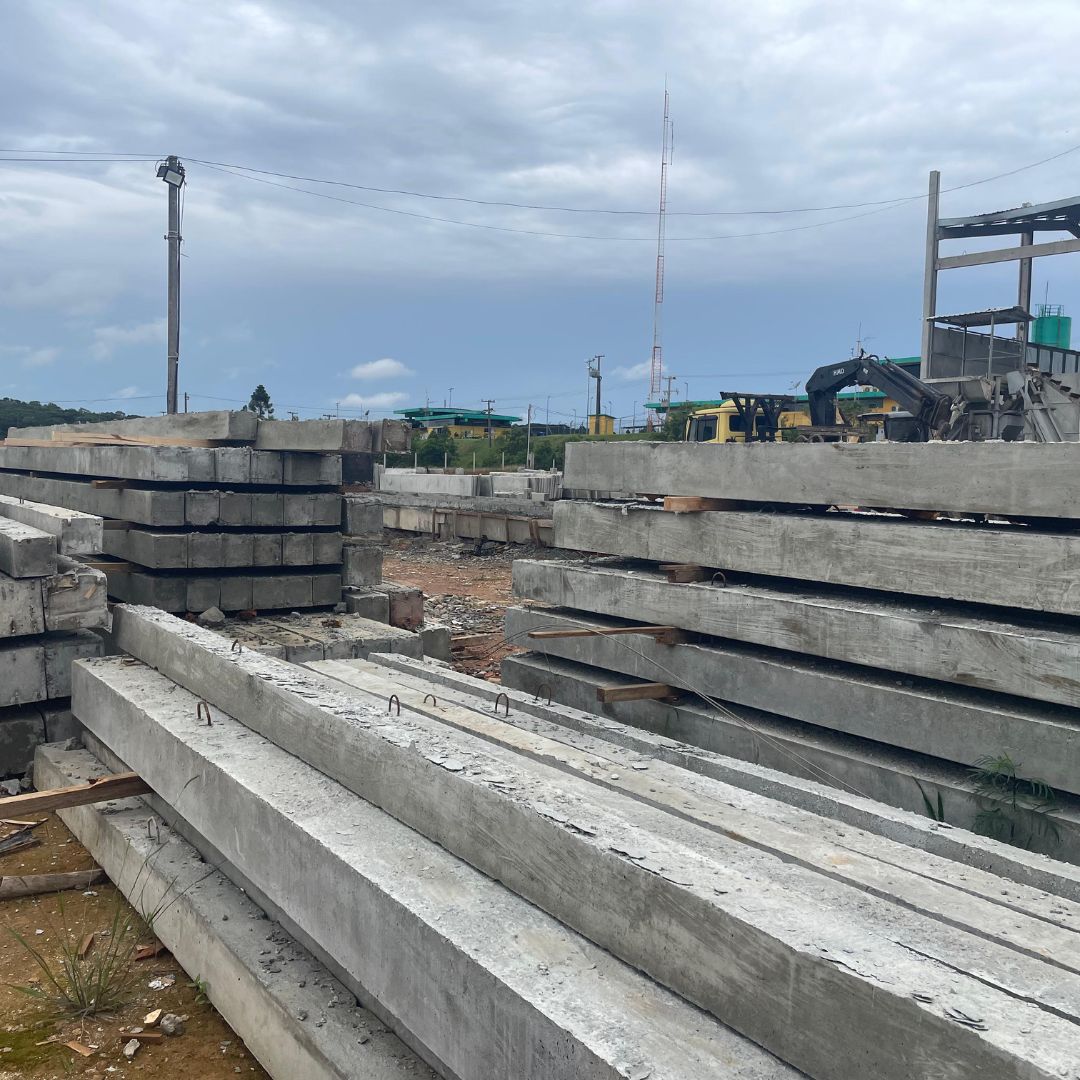Estacas protendidas de concreto no pátio da Engebens