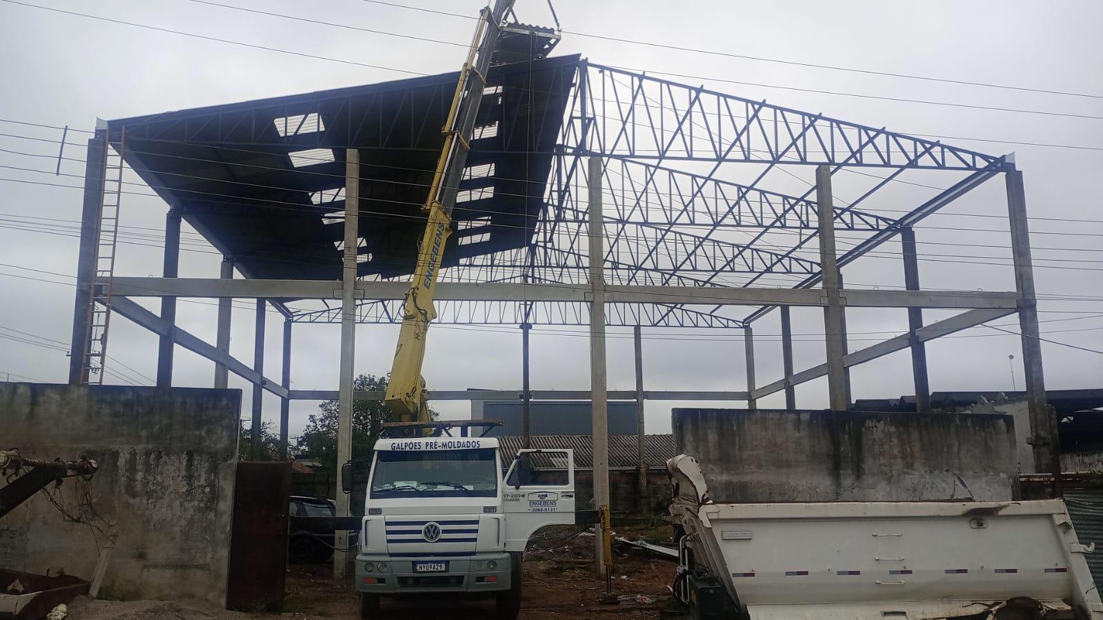 Montagem de cobertura metálica em estrutura de galpão